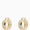 Anna+Nina Oorbellen Flower Garland Stamped Hoop Earrings Bra Goud