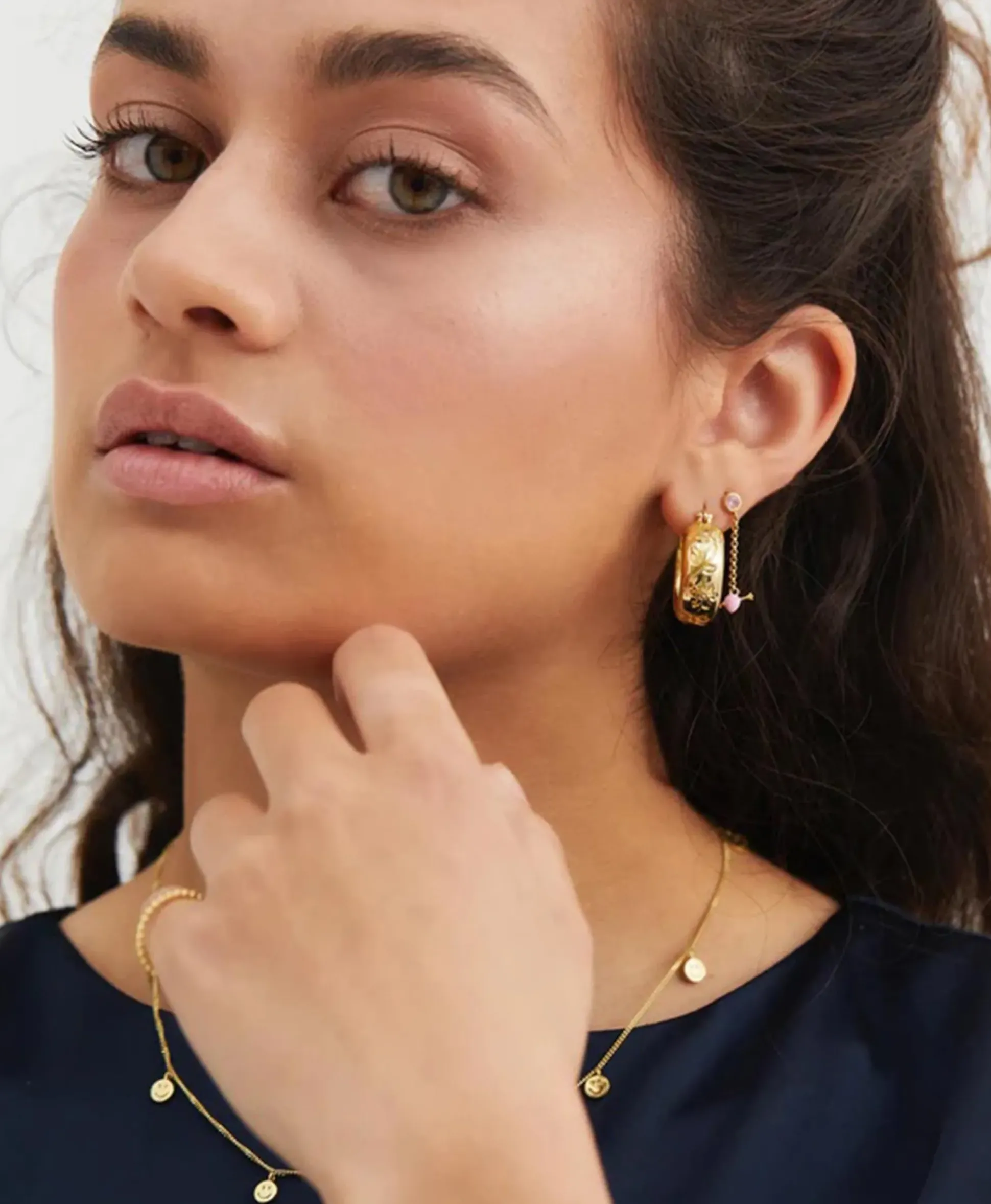 Anna+Nina Oorbellen Flower Garland Stamped Hoop Earrings Bra Goud