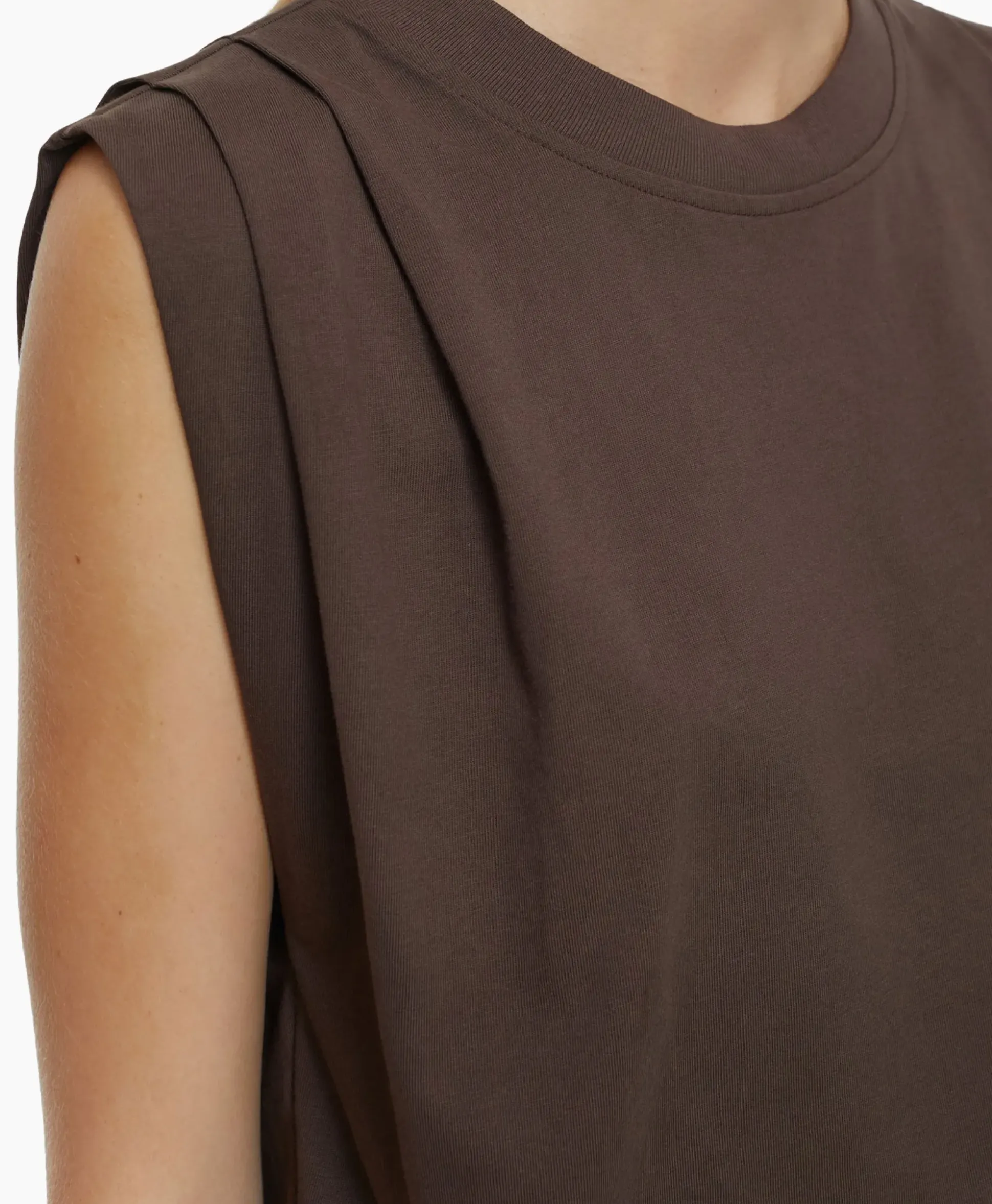 Closed Top Pleated Sleeveless Bruin